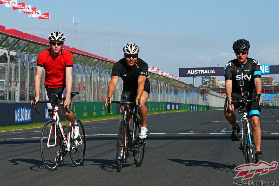 Paul di Resta rodando en bicicleta en Albert Park