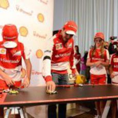 Fernando Alonso y Felipe Massa juegan con los Lego