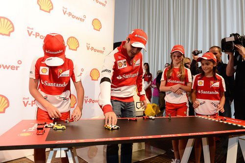 Fernando Alonso y Felipe Massa juegan con los Lego