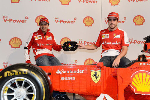 Los pilotos de Ferrari con el volante