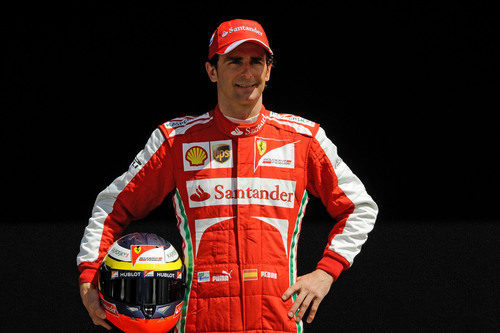 Pedro de la Rosa posando como piloto de Ferrari