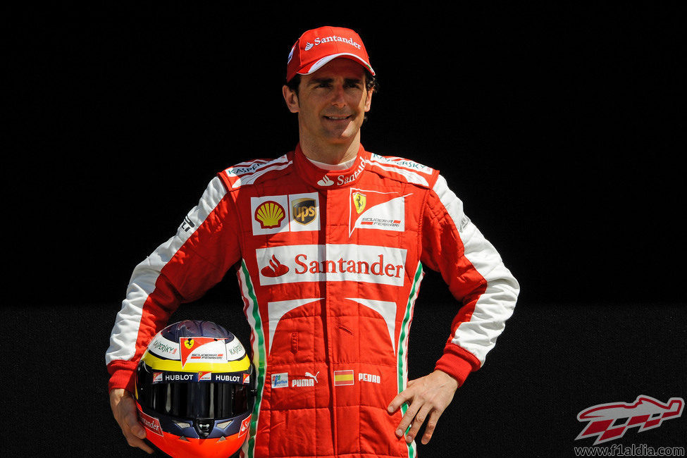 Pedro de la Rosa posando como piloto de Ferrari