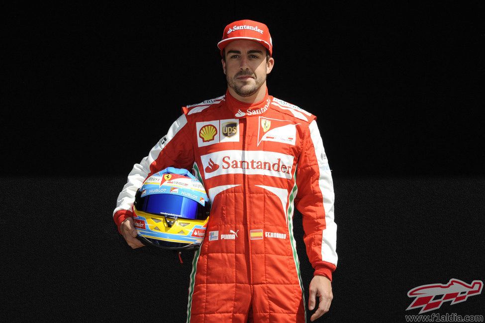 Fernando Alonso posa para los fotógrafos