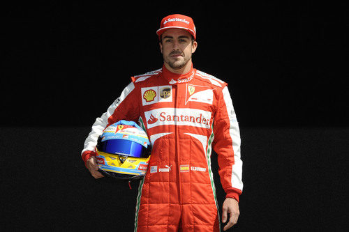 Fernando Alonso posa para los fotógrafos