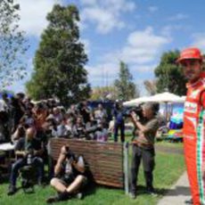 Fernando Alonso delante de los fotógrafos