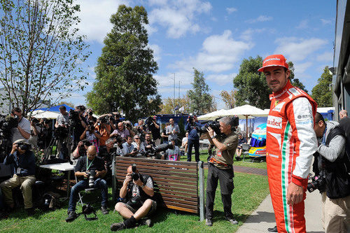 Fernando Alonso delante de los fotógrafos