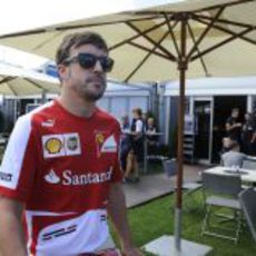 Fernando Alonso pasea por el paddock de Albert Park