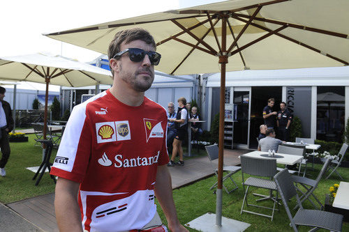 Fernando Alonso pasea por el paddock de Albert Park