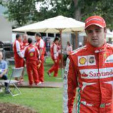 Felipe Massa camina hacia el motorhome de Ferrari