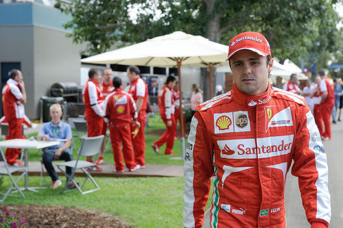 Felipe Massa camina hacia el motorhome de Ferrari