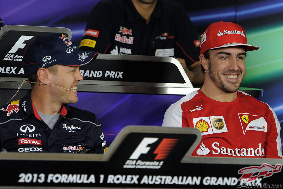 Sebastian Vettel y Fernando Alonso sonríen
