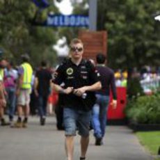 Kimi Räikkönen, de paseo por el paddock