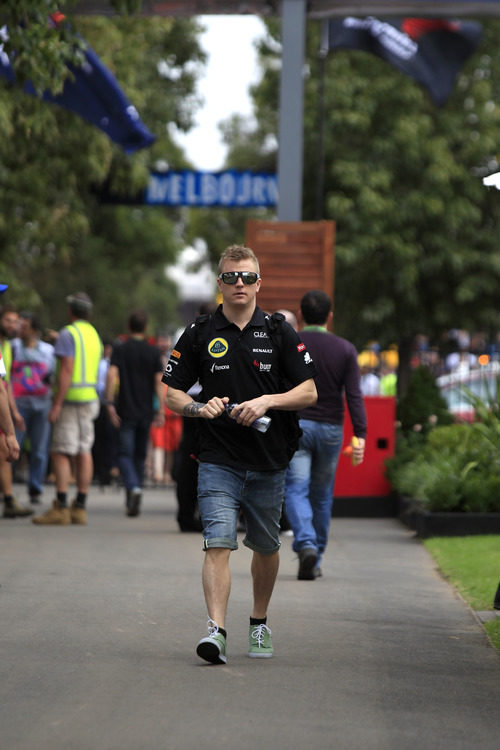 Kimi Räikkönen, de paseo por el paddock