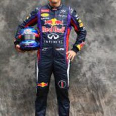 Sebastian Vettel posa como piloto de Red Bull