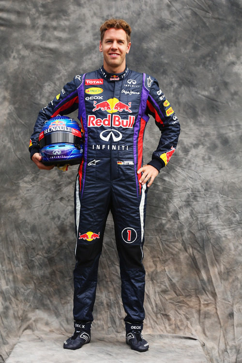 Sebastian Vettel posa como piloto de Red Bull