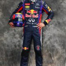 Mark Webber posa como piloto de Red Bull