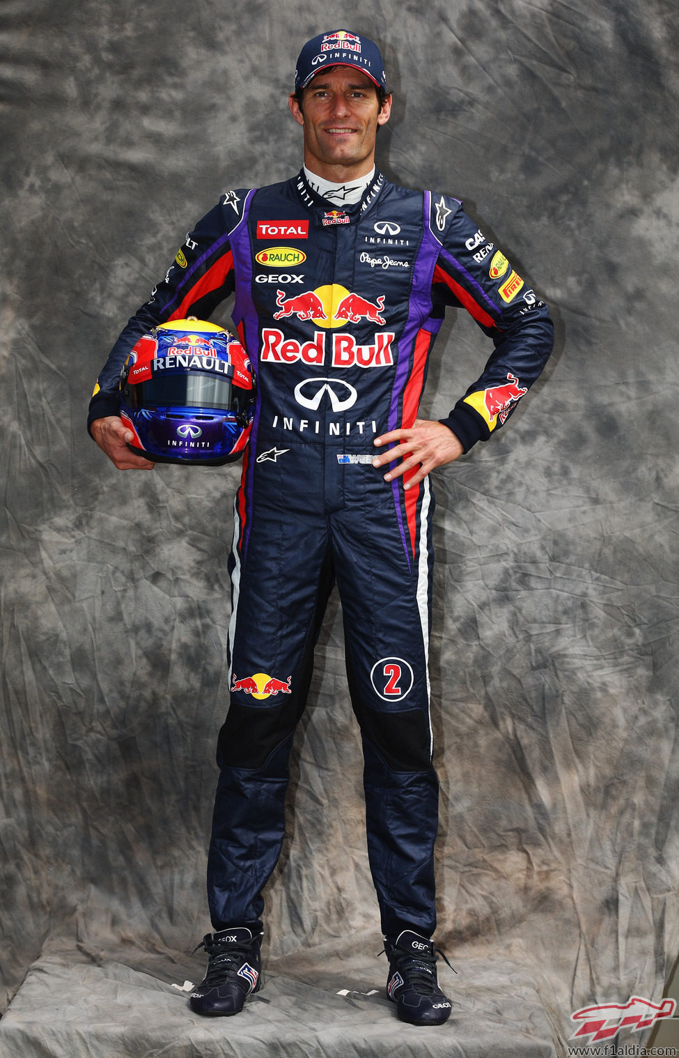 Mark Webber posa como piloto de Red Bull