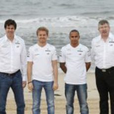 Toto Wolff y Ross Brawn con sus pilotos