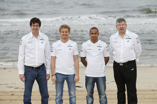 Toto Wolff y Ross Brawn con sus pilotos