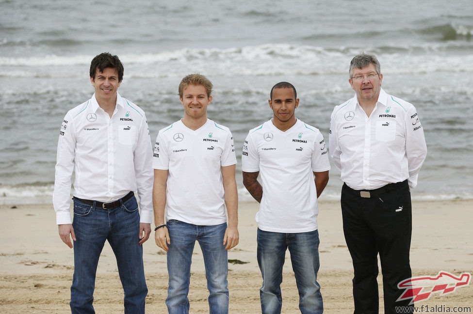 Toto Wolff y Ross Brawn con sus pilotos