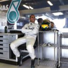 Lewis Hamilton en el box de su nuevo equipo