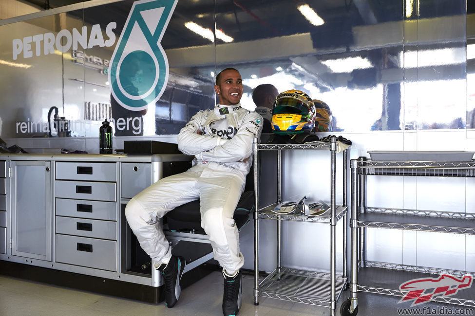 Lewis Hamilton en el box de su nuevo equipo