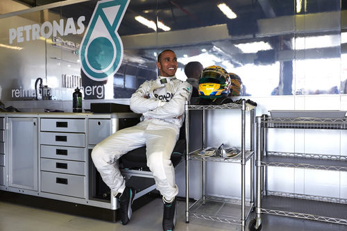 Lewis Hamilton en el box de su nuevo equipo