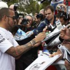 Lewis Hamilton firmando autógrafos