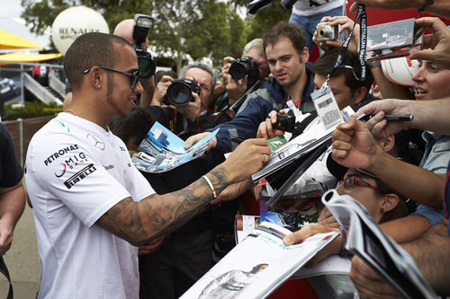 Lewis Hamilton firmando autógrafos