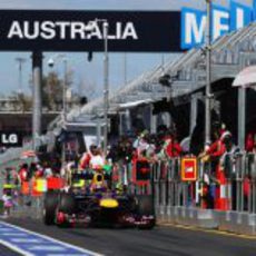 Mark Webber y Fernando Alonso en el pitlane