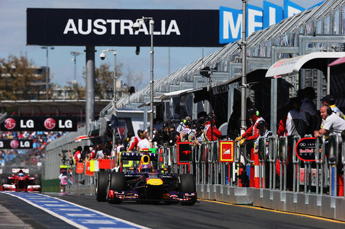 Mark Webber y Fernando Alonso en el pitlane