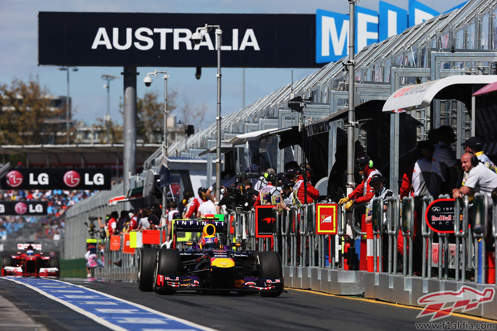 Mark Webber y Fernando Alonso en el pitlane