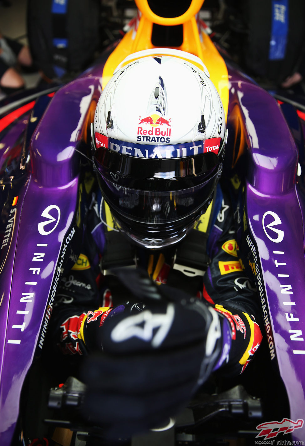 Sebastian Vettel en su box
