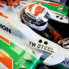 Adrian Sutil se prepara a los mandos del VJM06