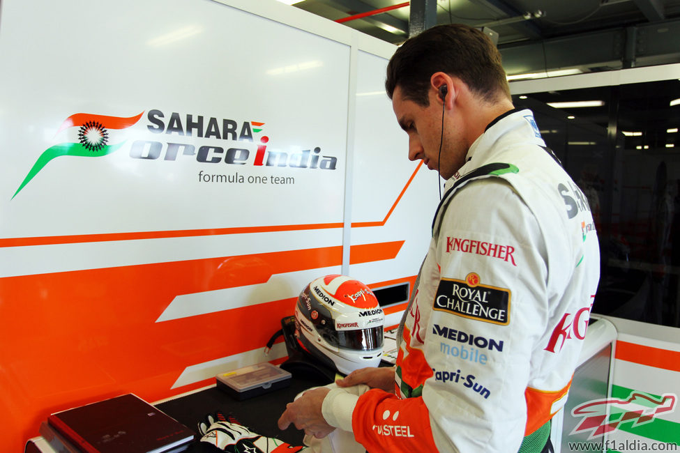 Adrian Sutil se prepara para volver a subirse al coche