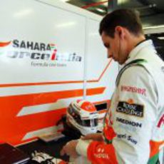 Adrian Sutil se prepara para volver a subirse al coche