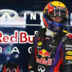 Mark Webber se dispone a subirse al RB9