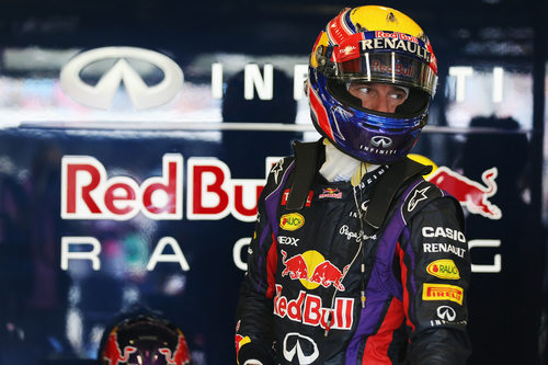 Mark Webber se dispone a subirse al RB9