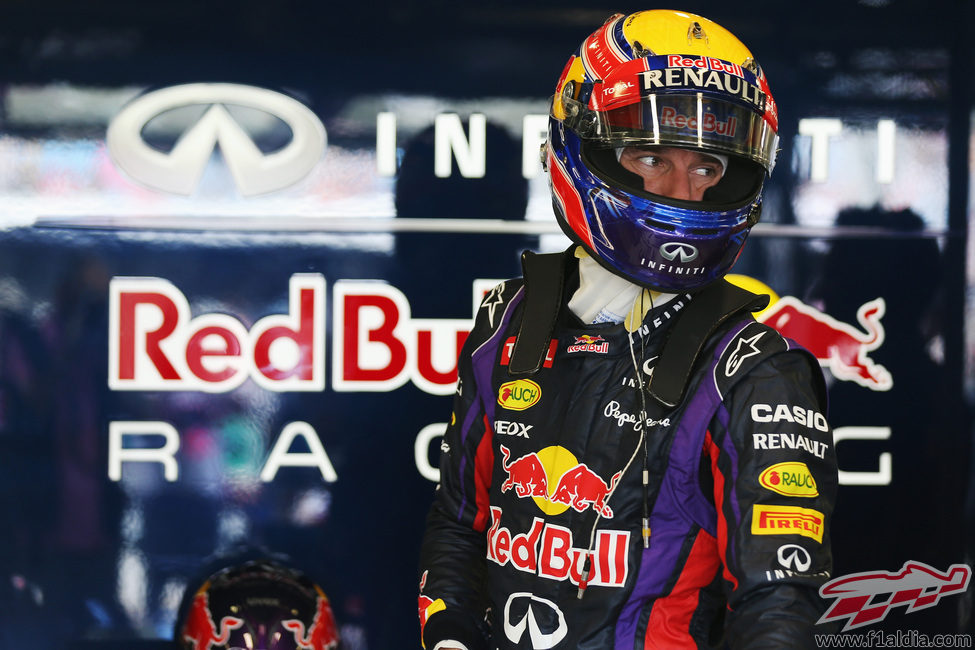 Mark Webber se dispone a subirse al RB9