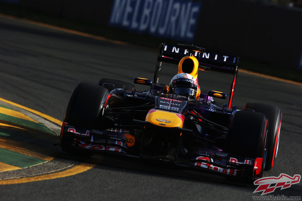 Sebastian Vettel empieza liderando en Melbourne