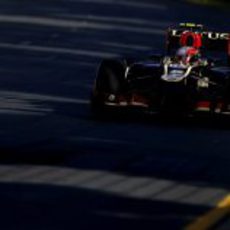 Romain Grosjean aborda una recta en Melbourne