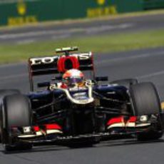 Romain Grosjean sale de una curva en Albert Park