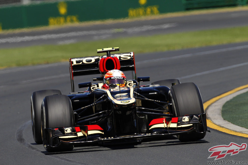 Romain Grosjean sale de una curva en Albert Park