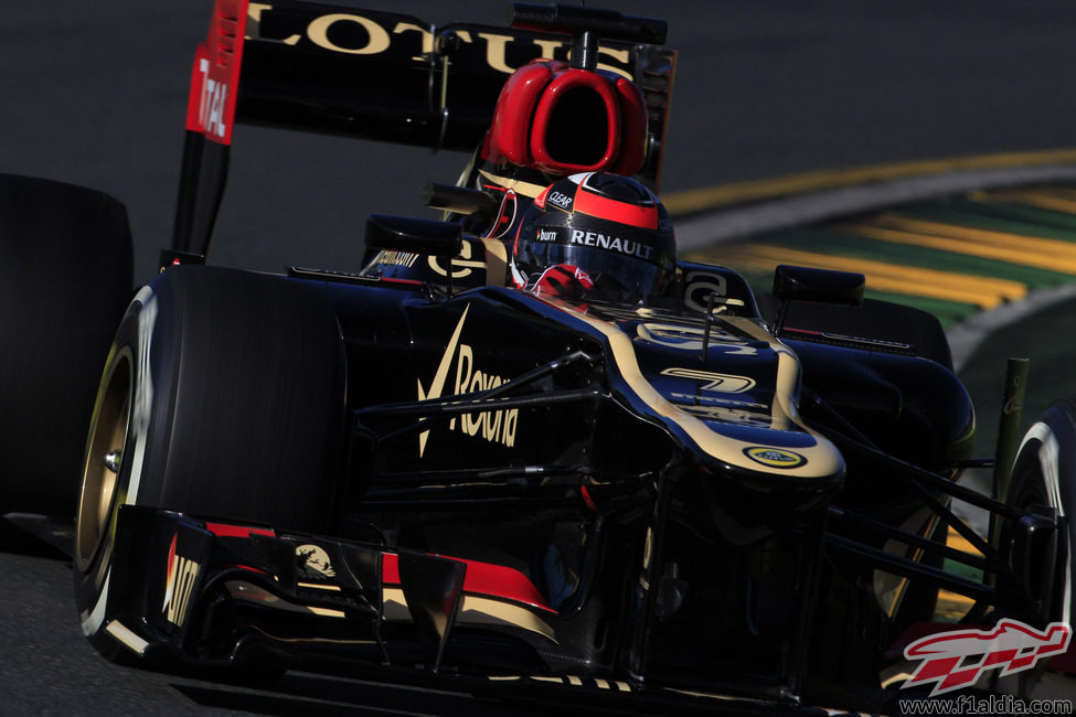 Kimi Räikkönen pilota el E21 en Melbourne