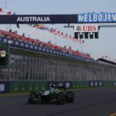 Charles Pic pasa por la recta de meta del circuito de Melbourne en los primeros libres 