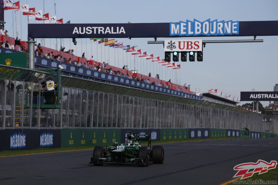 Charles Pic pasa por la recta de meta del circuito de Melbourne en los primeros libres 