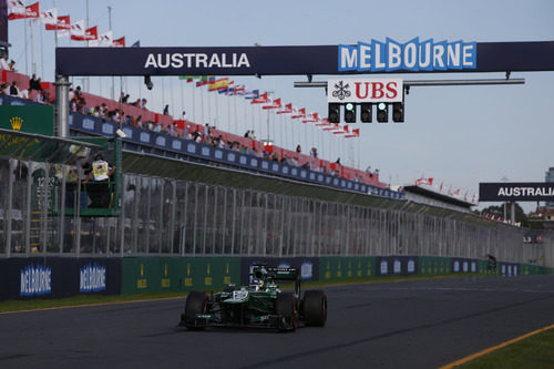 Charles Pic pasa por la recta de meta del circuito de Melbourne en los primeros libres 
