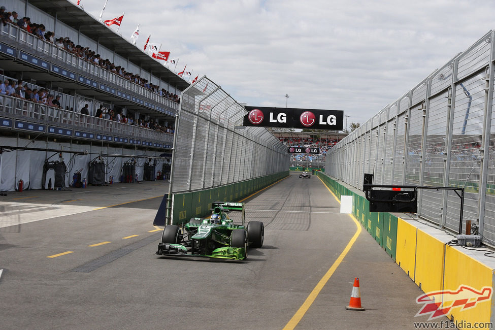 Charles Pic entra en el pit-lane de Melbourne