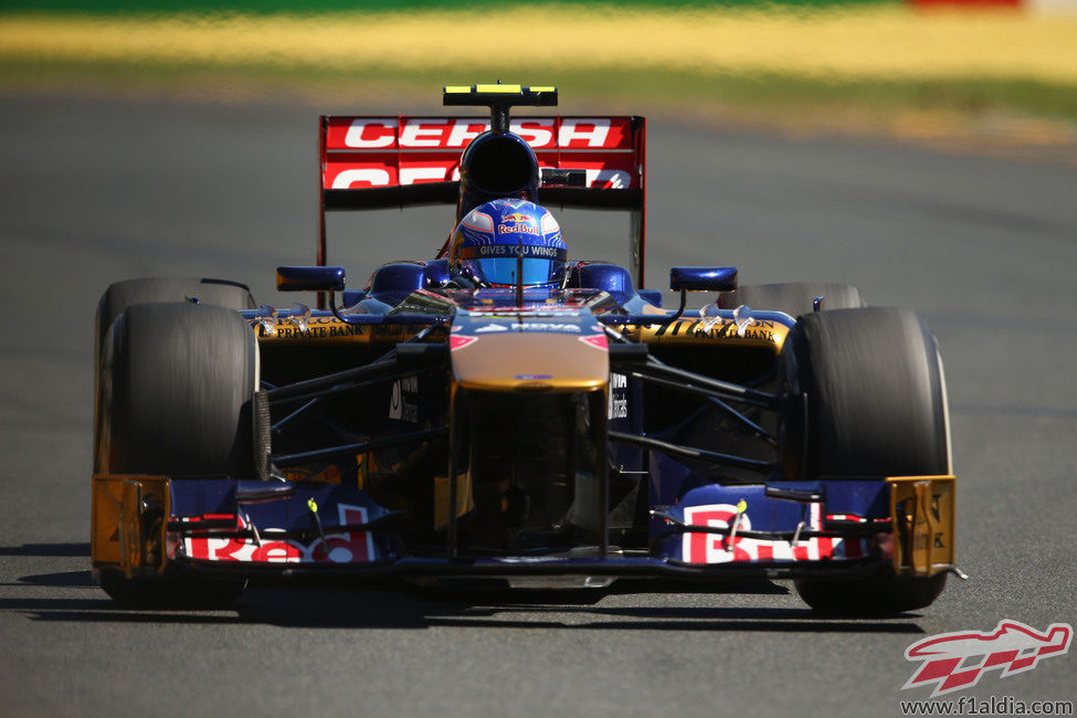 Daniel Ricciardo disputa los Libres 1 del GP de Australia 2013