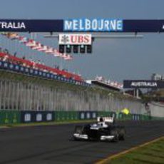 Valtteri Bottas pasa por la recta de meta de Melbourne